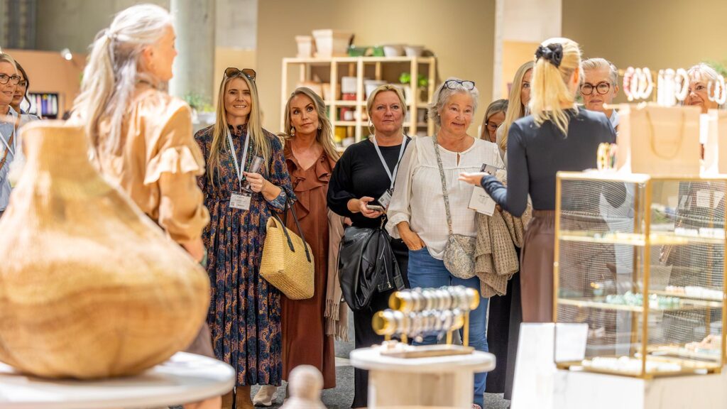 Kvinne som forteller om Norges mest betydningsfulle designmesse
