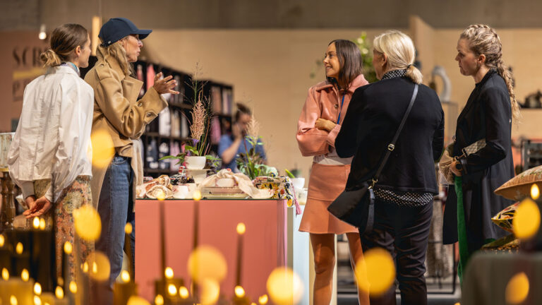 Utstiller og besøkende på Oslo Design Fair