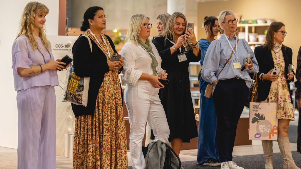 Besøkende på foredrag på Oslo Design Fair