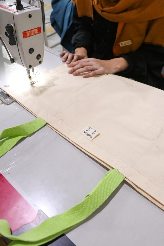Bag lages av naturprodukter hos Bokhari