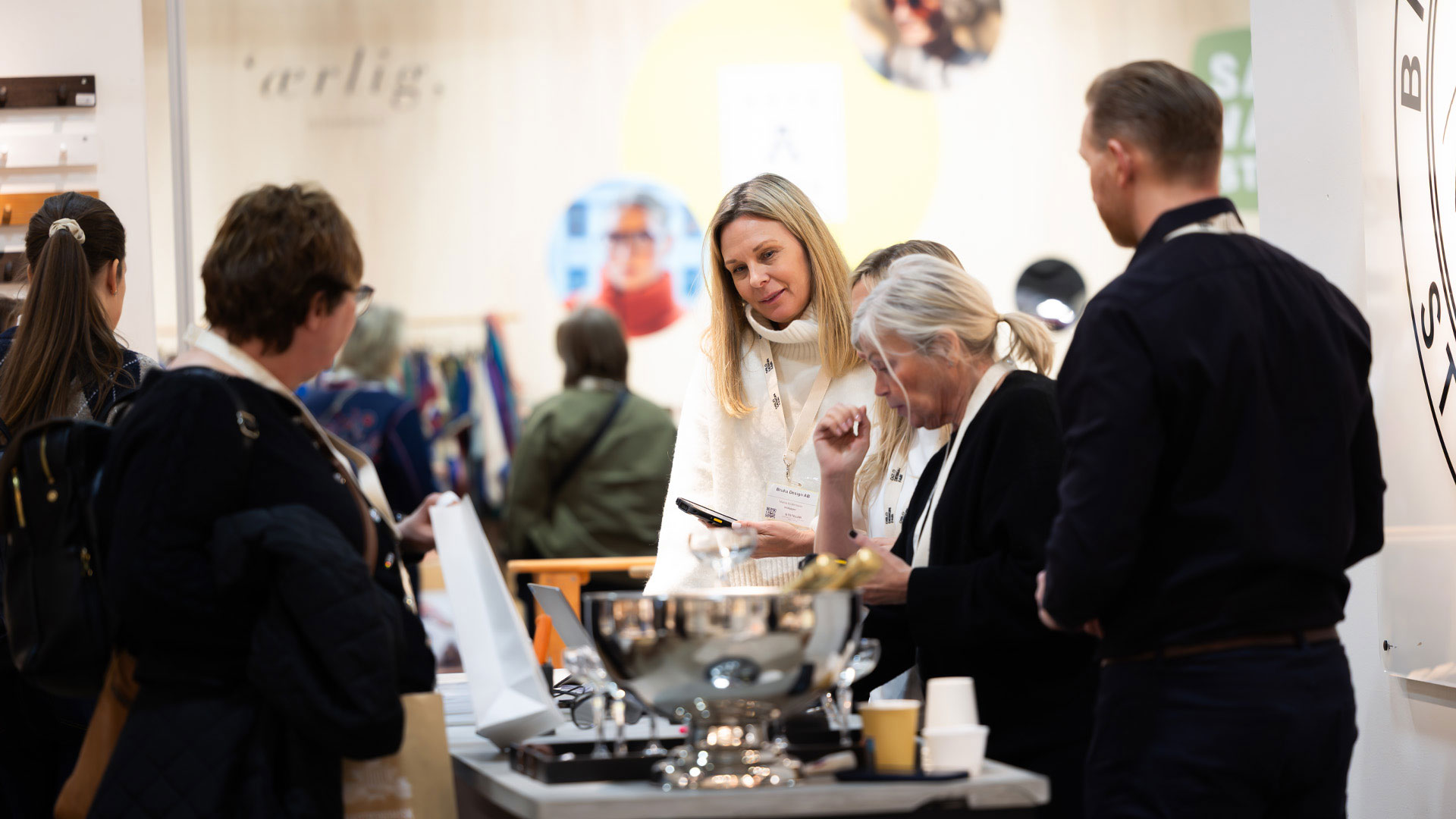 Utstillere samt besøkende på Oslo Design Fair