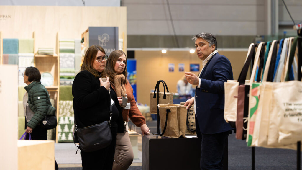 Utstiller på Oslo Design fair i kundemøte