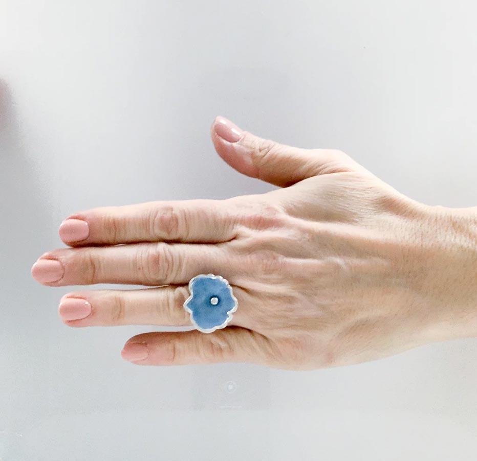 Blå-designring-på-hånd