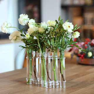 Oppsats-på-bord-med-blomster