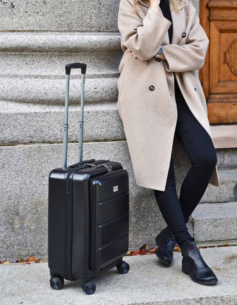 Weekender-koffert ved kvinne