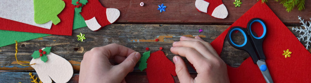 Bord med kreativ juledekorasjoner