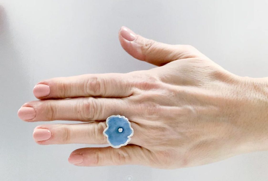 Blå-designring-på-hånd